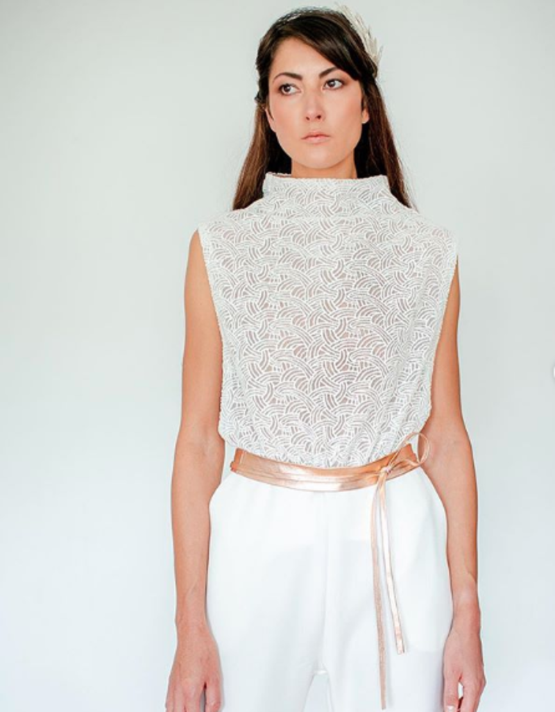 Noiva de macacão com a parte de cima em renda