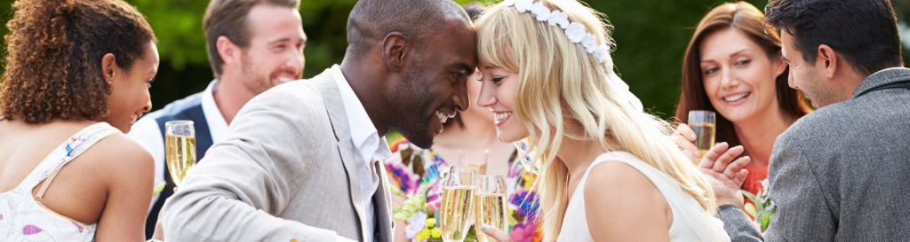 Organização de casamento casal fazendo o primeiro brinde|Organização de casamento casal recebendo chuva de confete|Organização de casamento decoração na praia|Organização de casamento casal reservando lua de mel|Organização de casamento noiva experimentado vestido|Organização de casamento traje do noivo e padrinhos|Organização de casamento noiva brindando com as madrinhas|Organização de casamento noivos se beijando na saída da cerimônia com chuva de pétalas de rosas