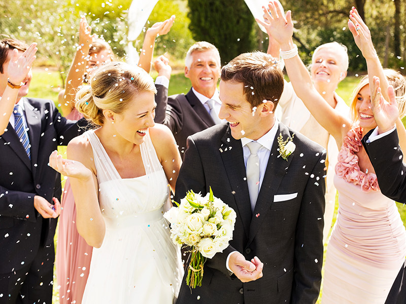 Como organizar um casamento em 3 meses casal recebendo confete