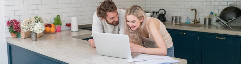 Organização financeira se organizando financeiramente|Organização financeira casal conversando com um coach|Organização financeira casal vendo planilha financeira