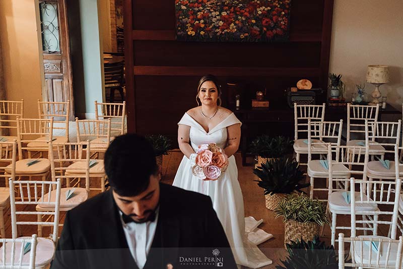 Entrada emocionante dos noivos no casamento temático Pamela e Junior