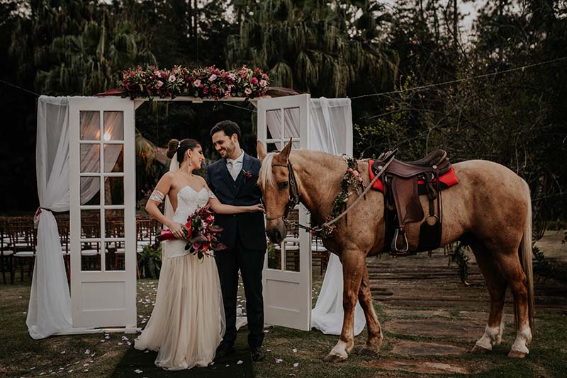 Casamento rústico de Pamela e Rodolfo no campo com cavalo