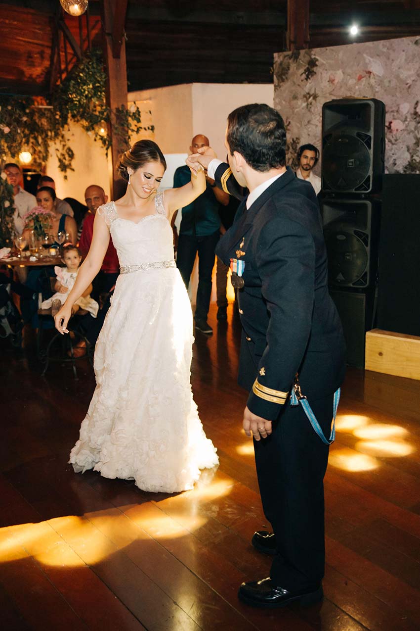 casamento romântico Patrícia e Daniel vestido de noiva com flores em alto relevo