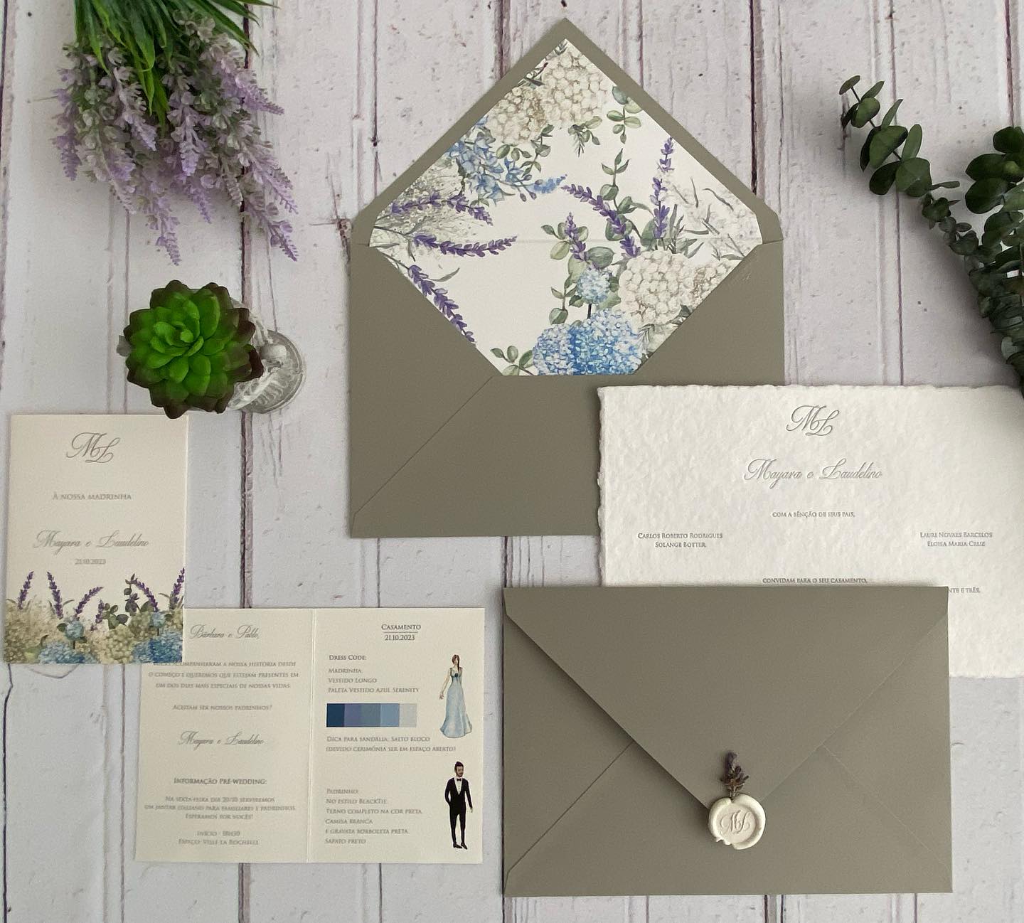 Convite floral em papel artesanal - Foto: Petit Souvenir