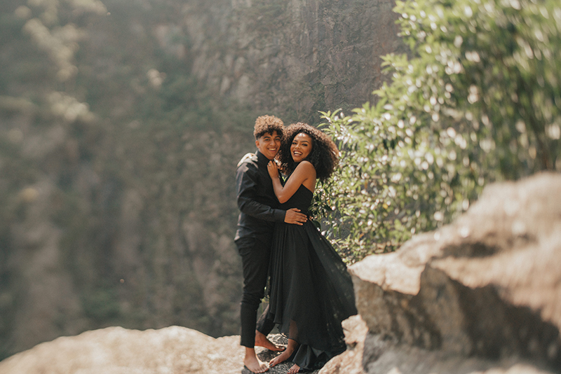 Close de Maju no pré-casamento, vestido preto e vento leve