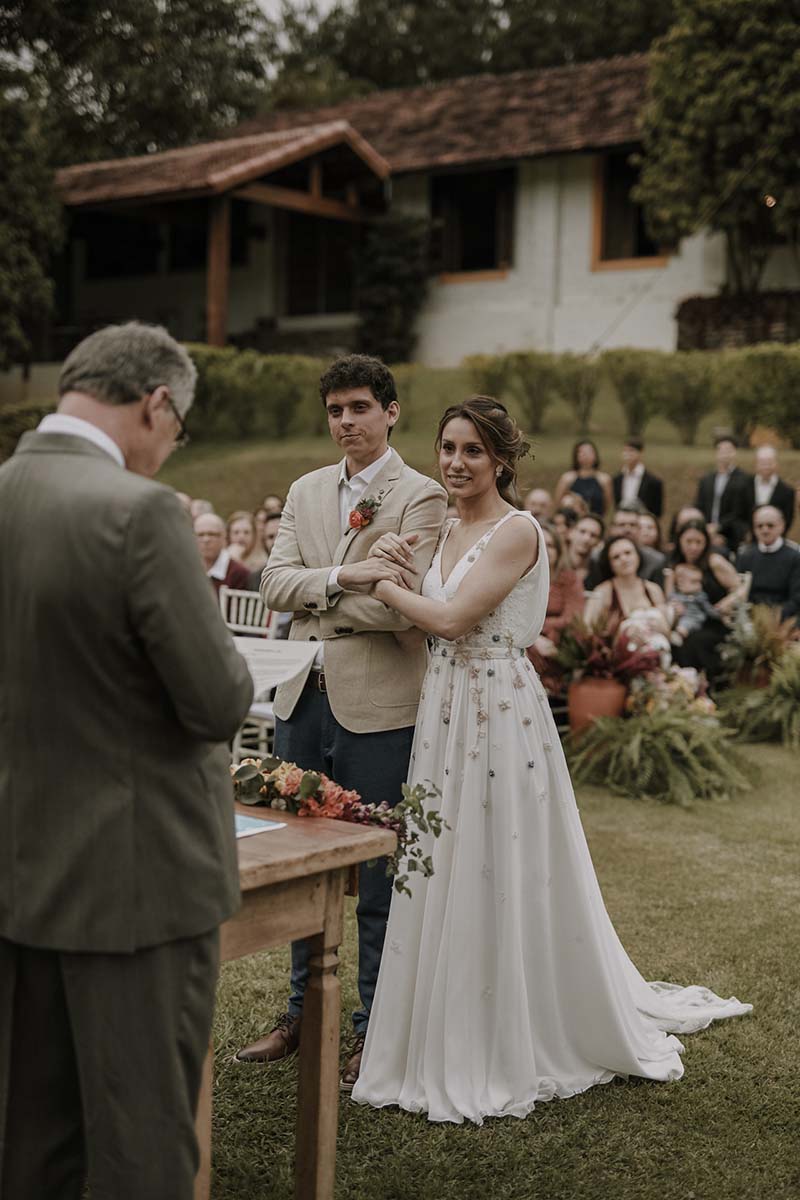 Vestido de noiva leve e colorido casamento rural Rafaela e Felipe
