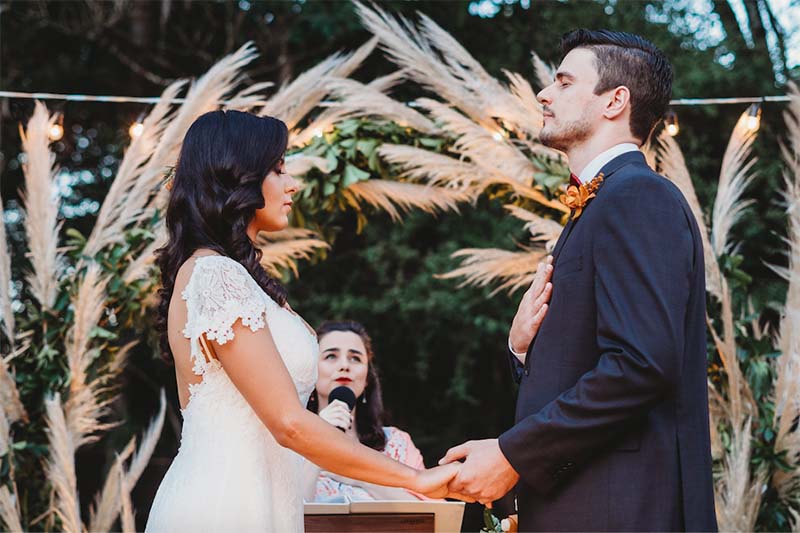 Cerimônia ao ar livre de Raisa e Samuel