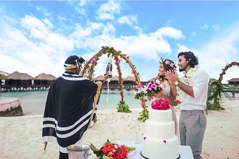 Casamento nas Ilhas Maldivas: noiva à beira-mar