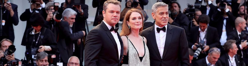 Trajes de casamento tapete vermelho atores com estilo black tie|Trajes de casamento casal de convidados posando|Trajes de casamento convidados usando esporte fino|Trajes de casamento convidados usando roupas sociais|Trajes de casamento familia real inglesa white tie|Trajes de casamento atores no red carpet de black tie|Trajes de casamento convidados na festa|Trajes de casamento white tie presidente John F. Kennedy