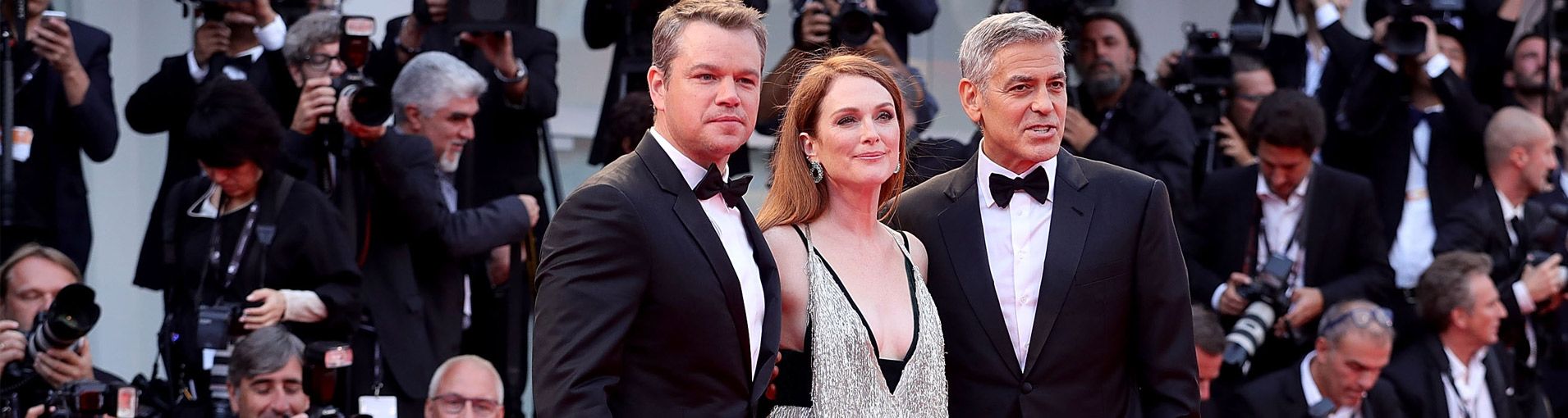 Trajes de casamento tapete vermelho atores com estilo black tie|Trajes de casamento casal de convidados posando|Trajes de casamento convidados usando esporte fino|Trajes de casamento convidados usando roupas sociais|Trajes de casamento familia real inglesa white tie|Trajes de casamento atores no red carpet de black tie|Trajes de casamento convidados na festa|Trajes de casamento white tie presidente John F. Kennedy