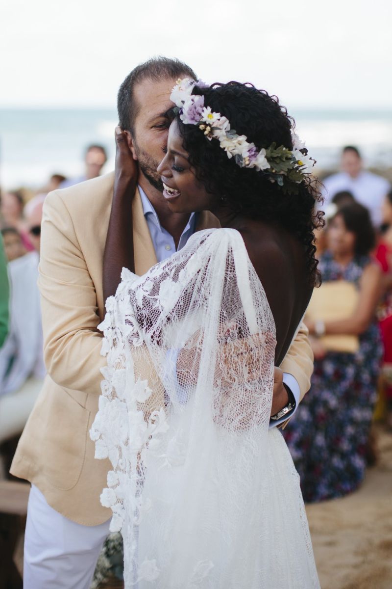 noivos se beijando em casamento na praia