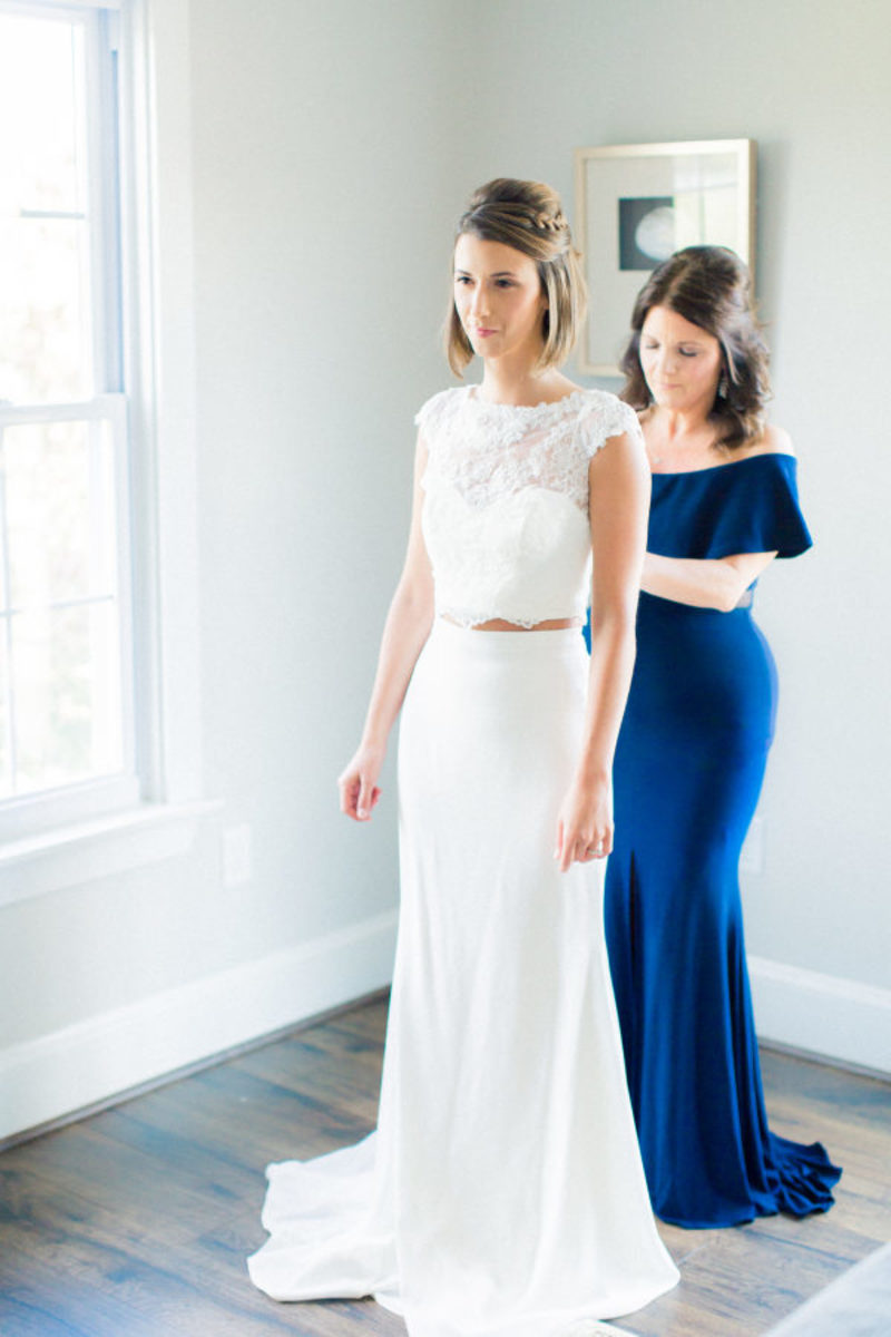 Vestido de noiva corte reto com renda delicada