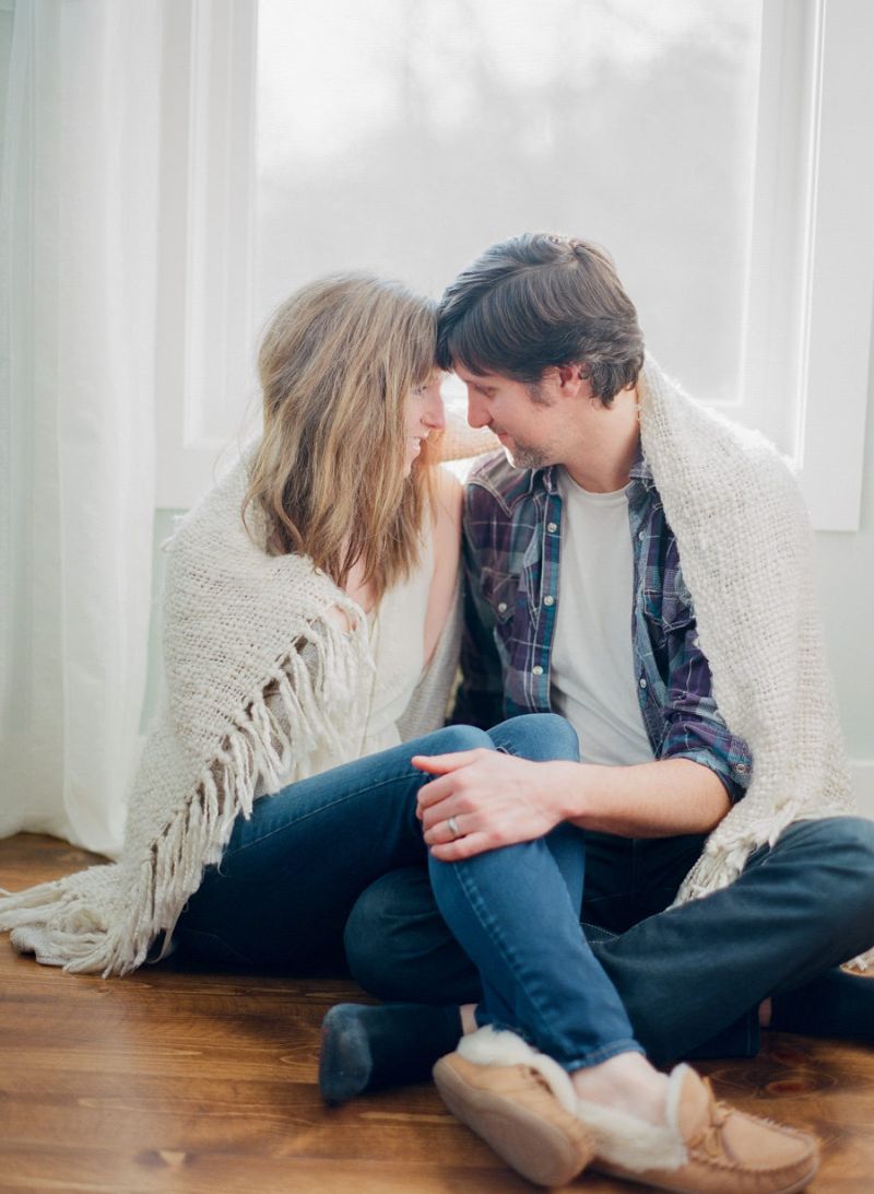 Casal sentado no chão 