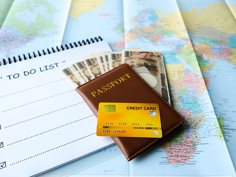 Casal organizando casamento com apoio de agência de viagens para lua de mel