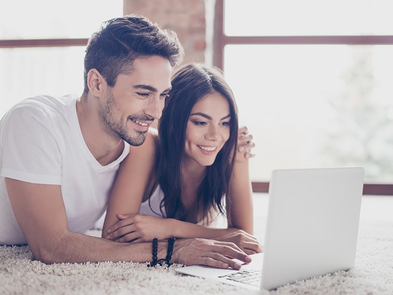 Casal em destino romântico durante a lua de mel organizada por agência de viagens