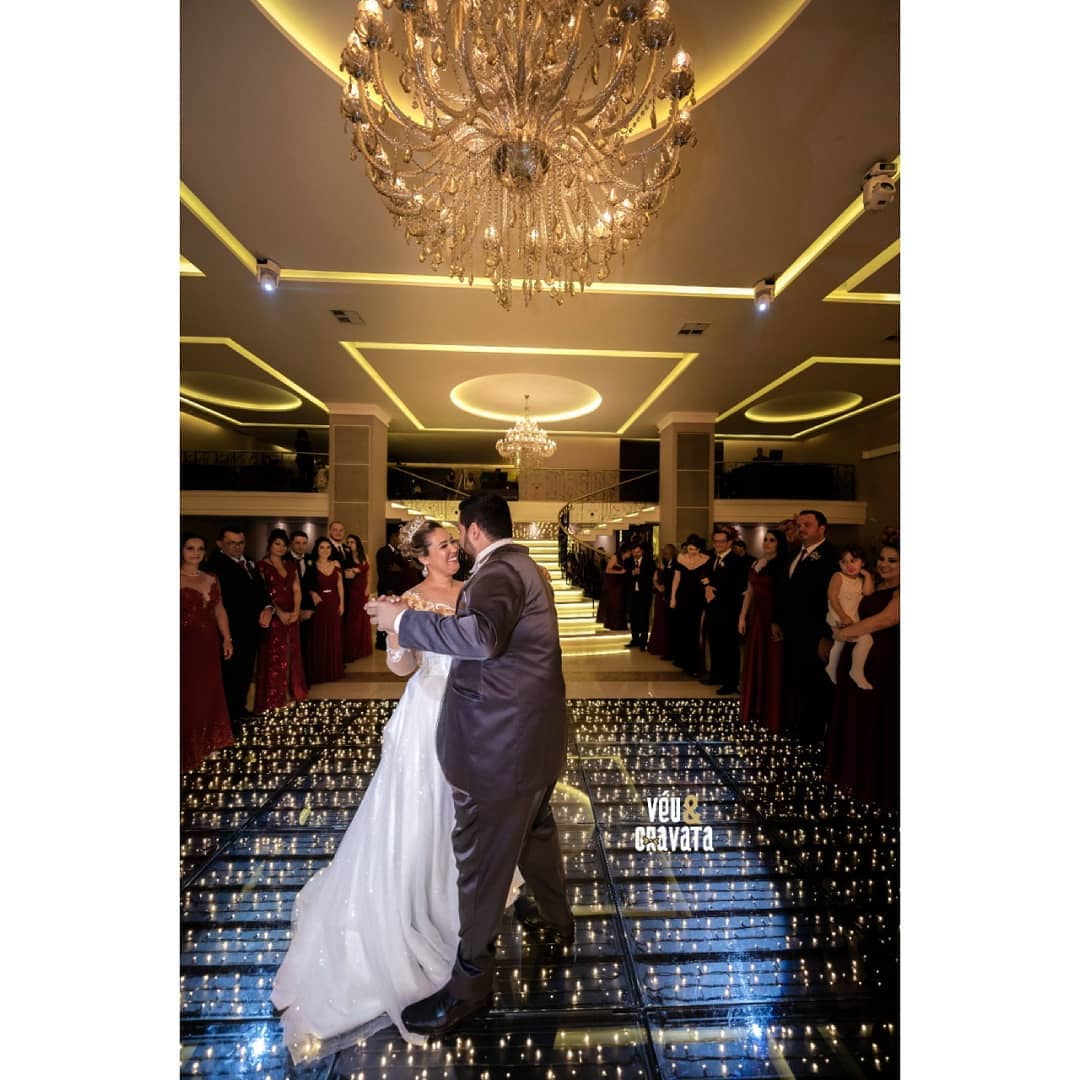 dança dos noivos no álbum de casamento