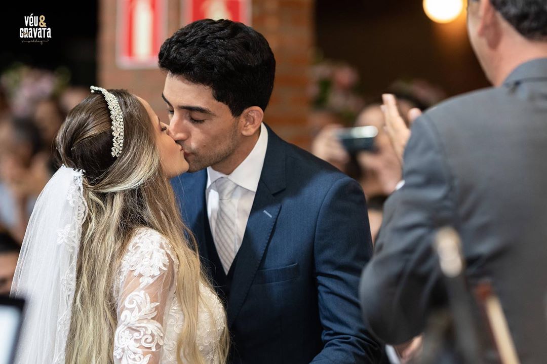 beijo dos noivos no álbum de casamento