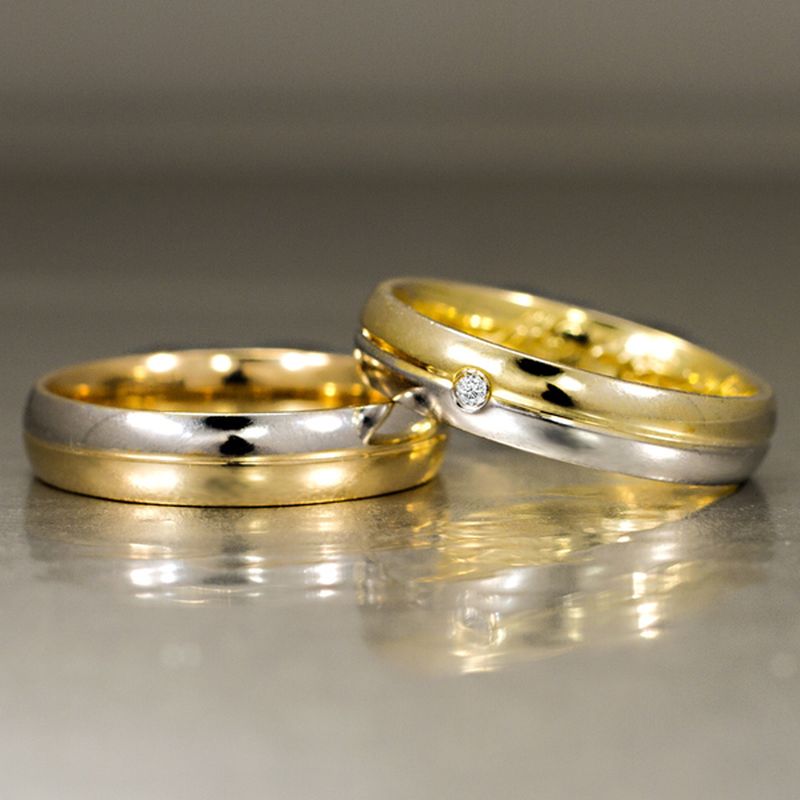 alianças de casamento de ouro amarelo e branco lado a lado