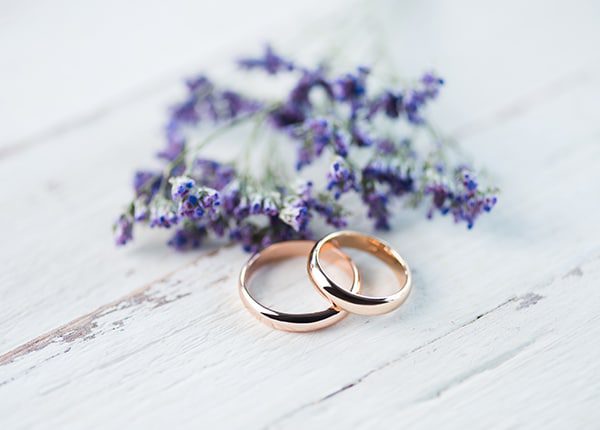 |alianças de casamento douradas|Alianças de casamento douradas|a imagem mostra uma mão feminina segurando duas alianças de casamento|||||||||||