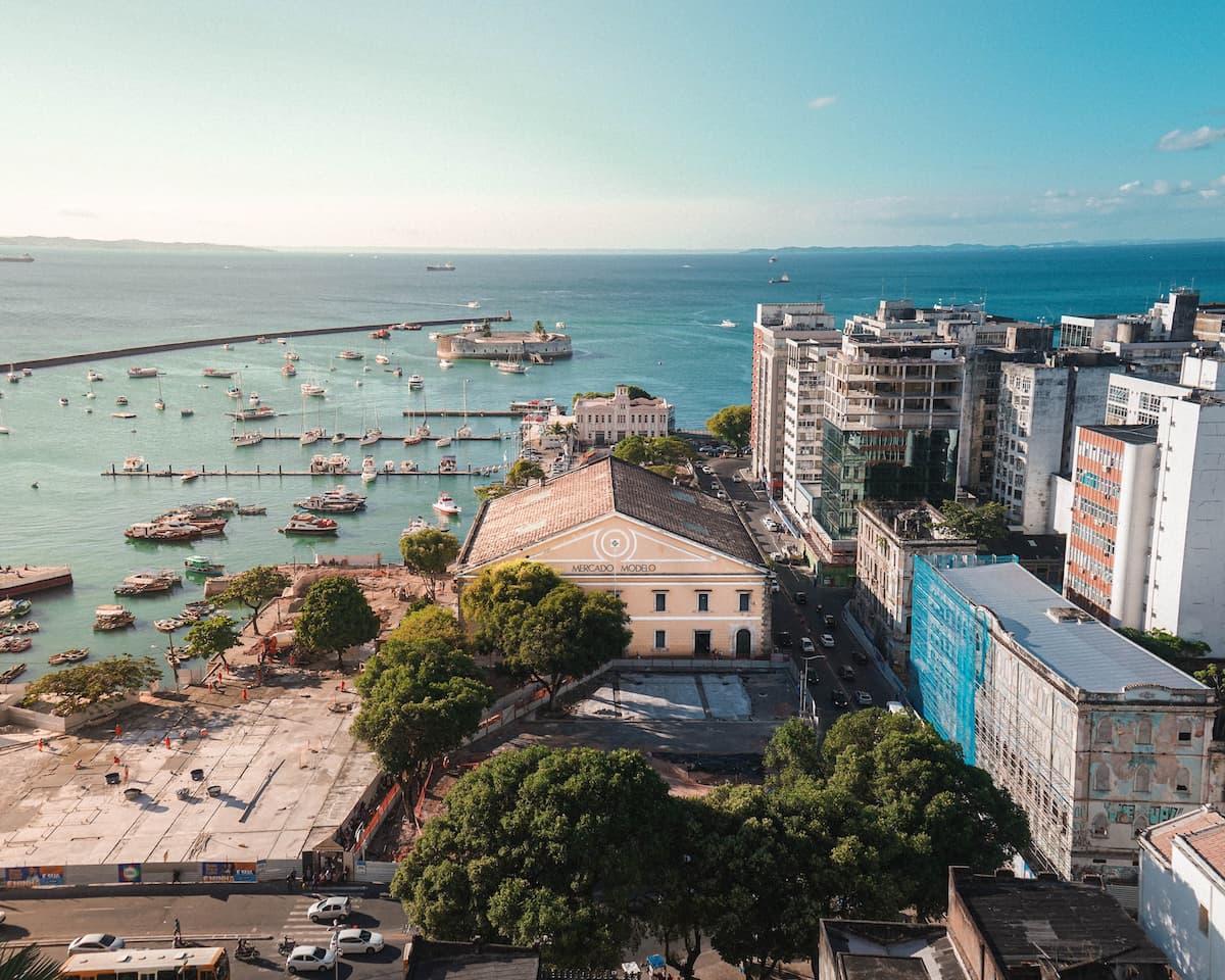 Ano novo a dois em Salvador: vista aérea do centro histórico e mar