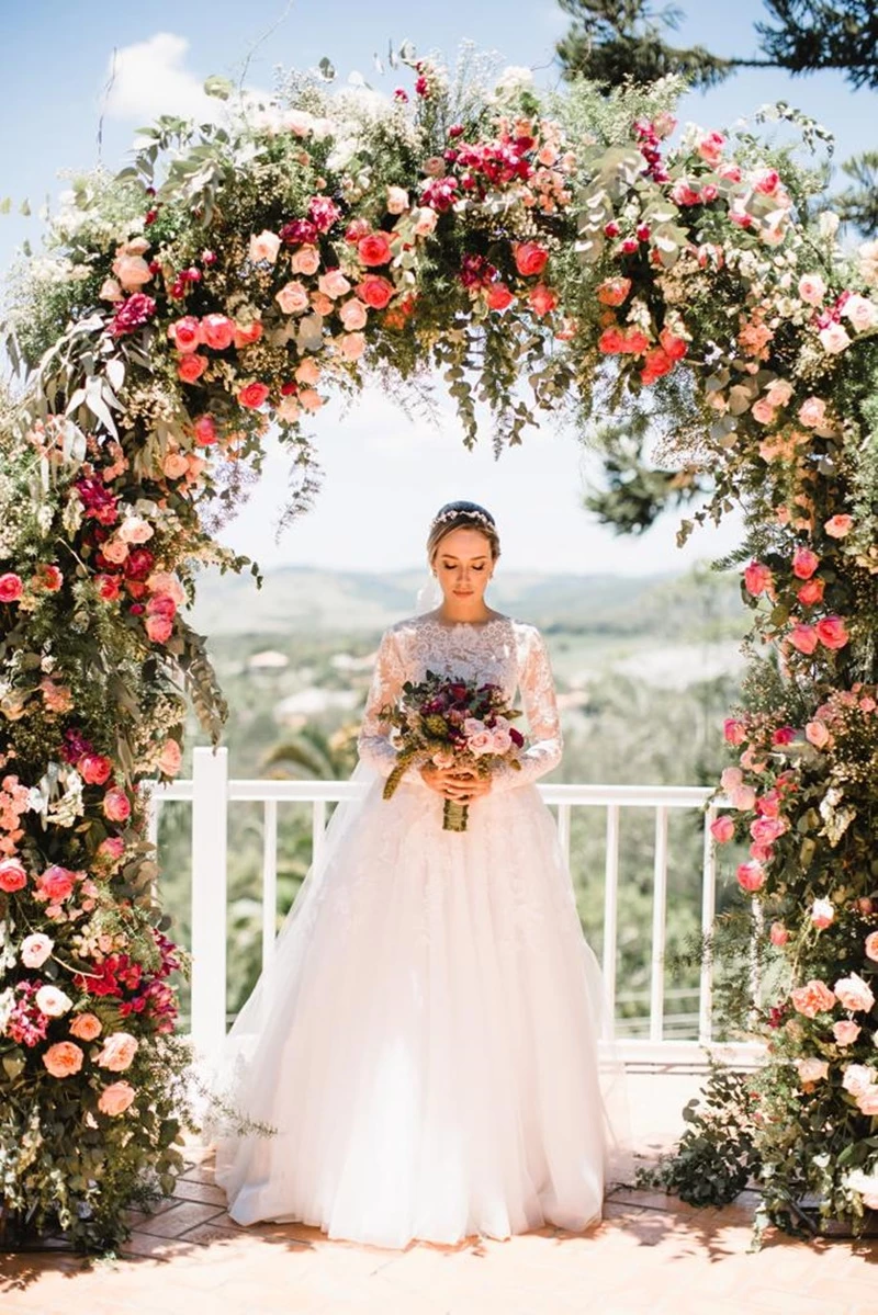 arcos para casamento usados como cenário para cerimônia