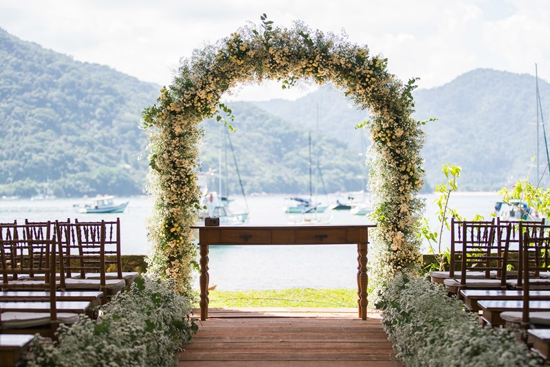 materiais para arcos para casamento: folhagens e estrutura