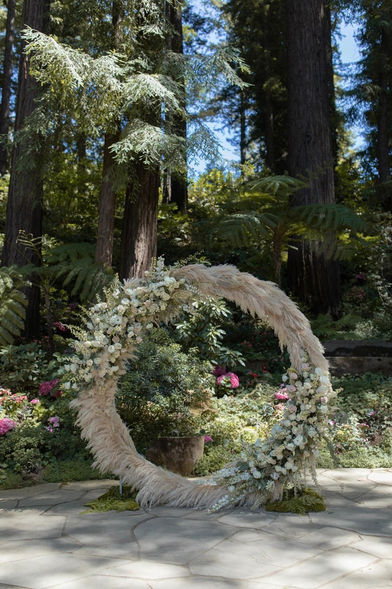 ideias de arcos para casamento com capim dos pampas