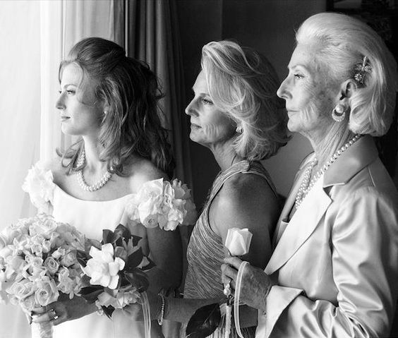 Foto de noiva abraçada à mãe antes do casamento