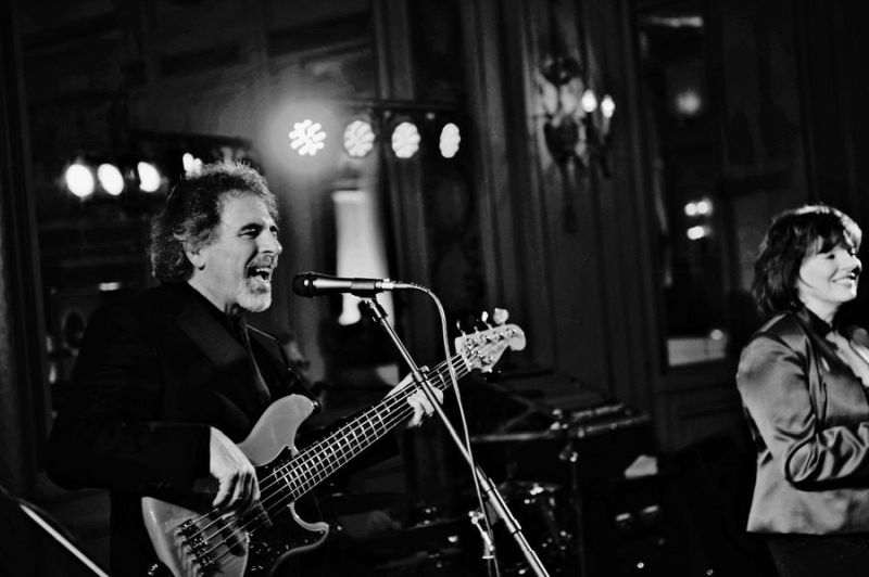 Noivos curtindo banda para casamento