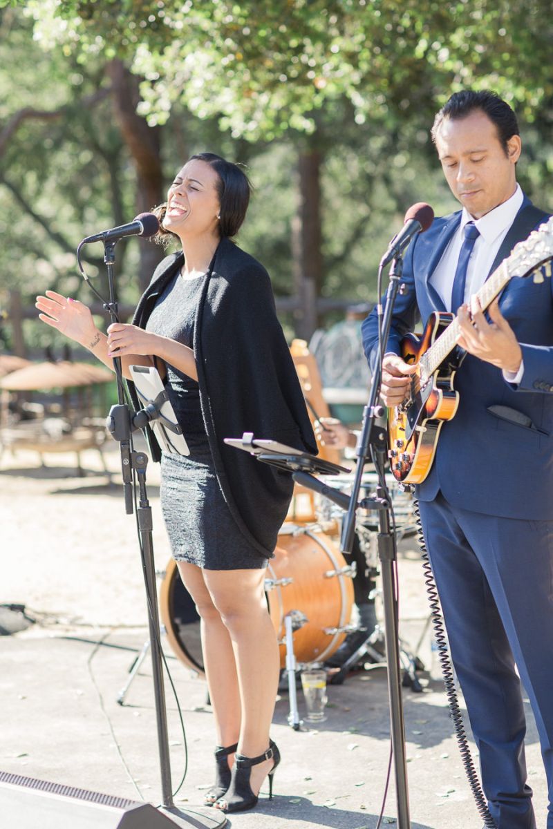 Banda tocando músicas para casamento