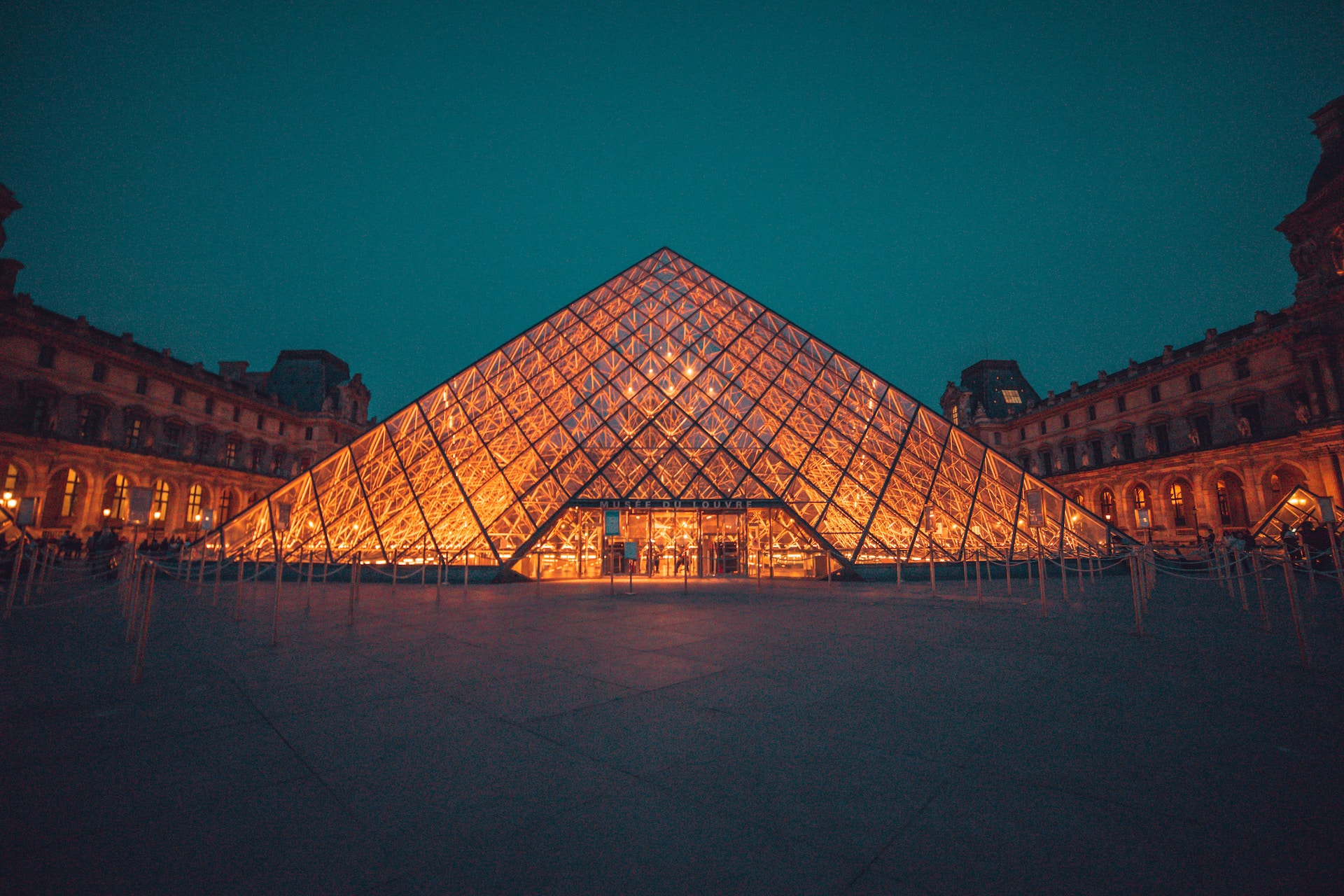 Museu do Louvre iluminado em Paris