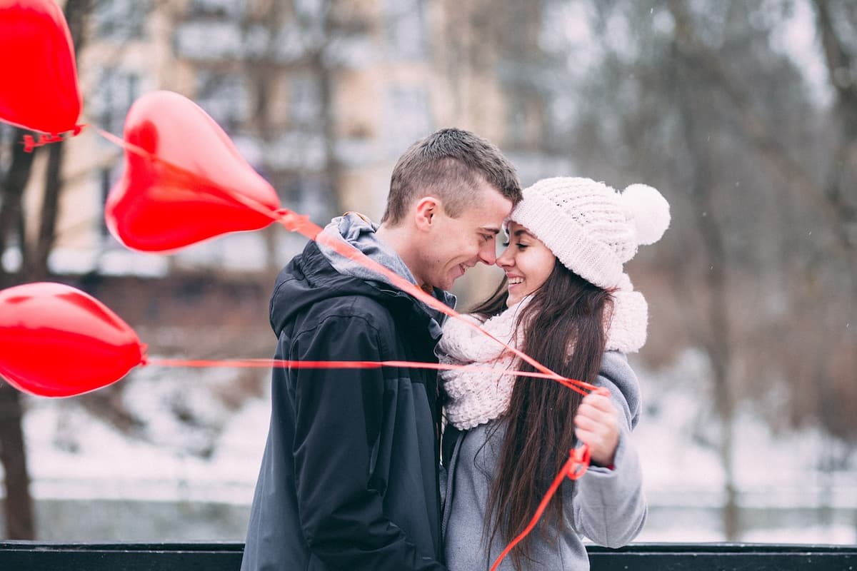 Um casal sorrindo com balões de coração||||||15-anos-de-casamento|15-anos-de-casamento|Casal de idosos sorrindo e trocando presentes de bodas de cristal||Um relógio dourado|Um cinzeiro de cristal|Copos de vidro|Uma caneta em cima de um caderno|Um casal pendurando o porta retrato na parede|Uma pulseira prata com brilhantes|Um estojo com uma caneta personalizada|Duas taças em uma mesa com uma garrafa de vinho|Uma caixa com um anel dentro|Pingente em um colar