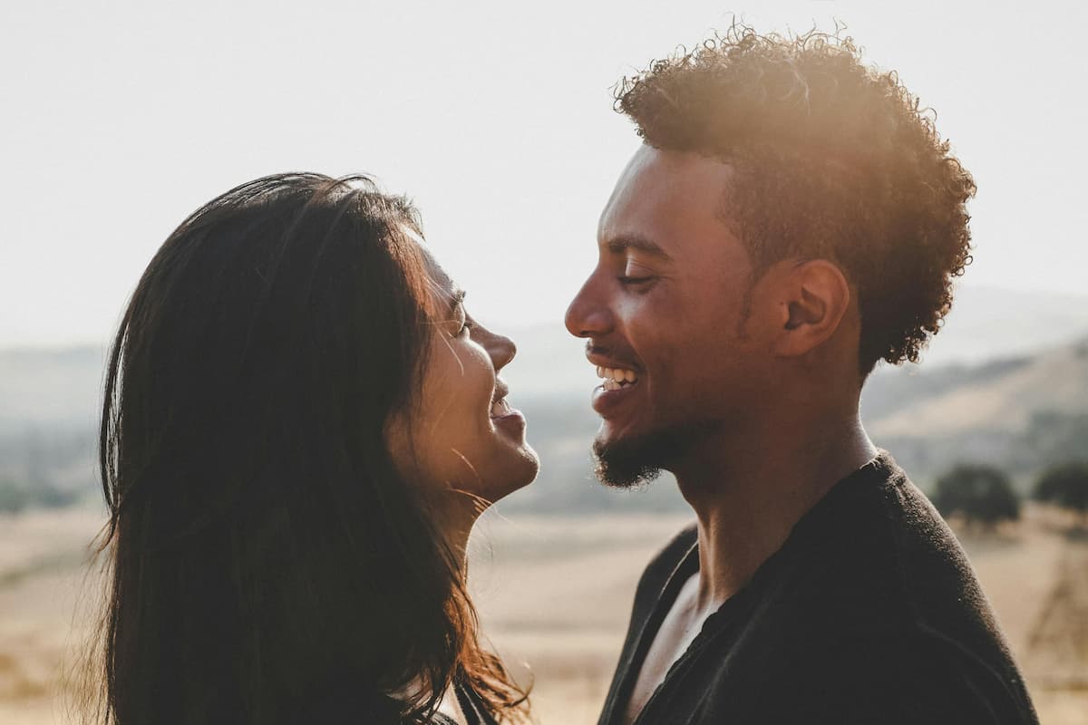 Imagem de um casal sorrindo um para o outro|10 anos de de casamento bodas|10 anos de casamento bodas: viagem a dois|10 anos de casamento bodas: jantar romãntico|10 anos de casamento bodas: day spa|10 anos de casamento bodas: presentes criativos|10 anos de casamento bodas: experiências radicais|10 anos de casamento bodas|10 anos de casamento bodas|10 anos de casamento bodas|10 anos de casamento bodas|10 anos de casamento bodas|10 anos de casamento bodas|10 anos de casamento bodas|10 anos de casamento bodas|Imagem de dois anéis personalizados ao lado de um relógio prata|Imagem de dois anéis dourados em um fundo rosa|Imagem de um casal abraçados durante o dia|Imagem de um casal trocando alianças|Imagem de uma pessoa andando de helicóptero|Imagem de diversas polaroids|Imagem de uma caixa com itens de banheiro|Imagem de um jantar romântico|Imagem de um casal abraçados no topo da montanha