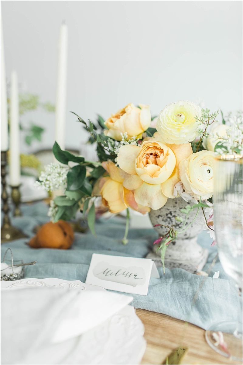Decoração dourada em festa de bodas de ouro