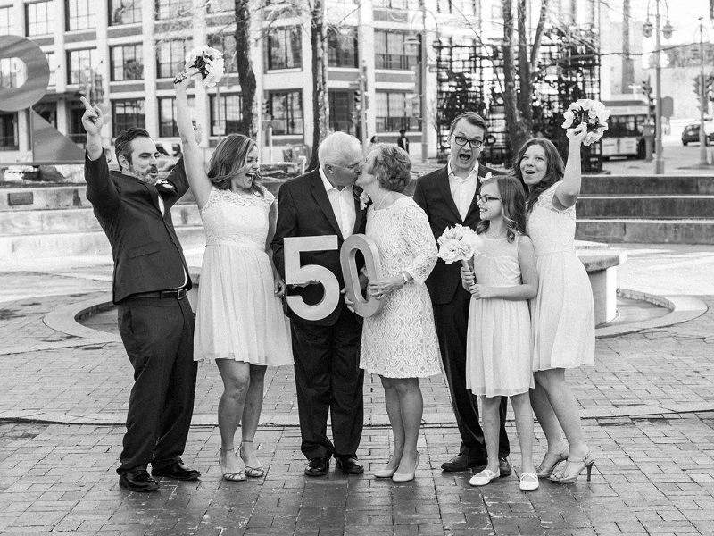 Família reunida para comemorar bodas de ouro