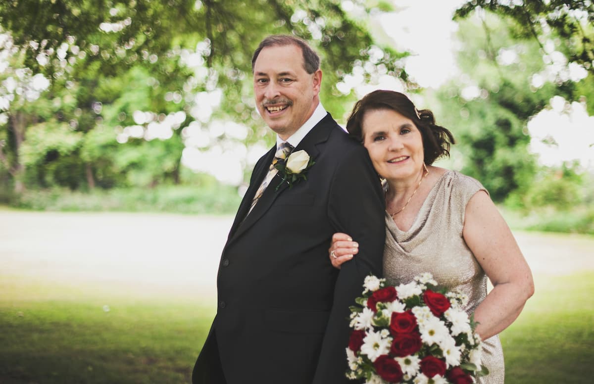 Casal celebrando as Bodas de Porcelana em cerimônia de renovação de votos