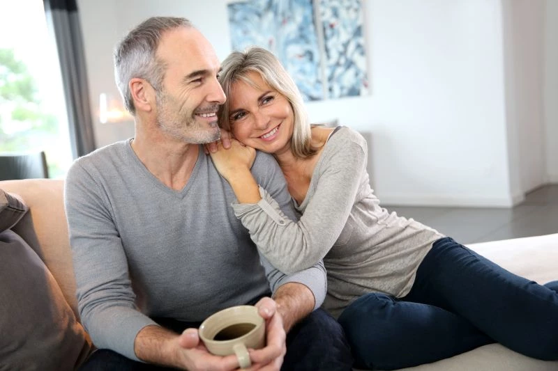 Casal celebrando as bodas de prata com 25 anos de casamento