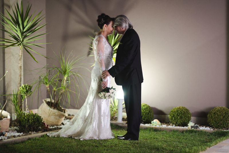 Casal renovando os votos nas bodas de prata