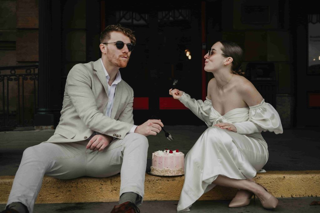 A imagem mostra dois noivos comendo bolo de noivado.|Bolo de noivado naked com flores vermelhas|Bolo de noivado: naked cake|Bolo de noivado minimalista|Bolo de noivado com noivinhos|Bolo de noivado clássico|Bolo de noivado|Bolo fake para noivado|Bolo simples de chocolate|Bolo de noivado branco|Imagem de um bolo de noivado.|Foto de um bolo de noivado com duas taças ao lado.|