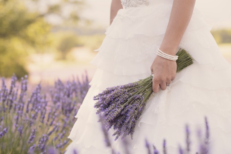 Bouquet de lavanda em casamento na Itália: presente do noivo