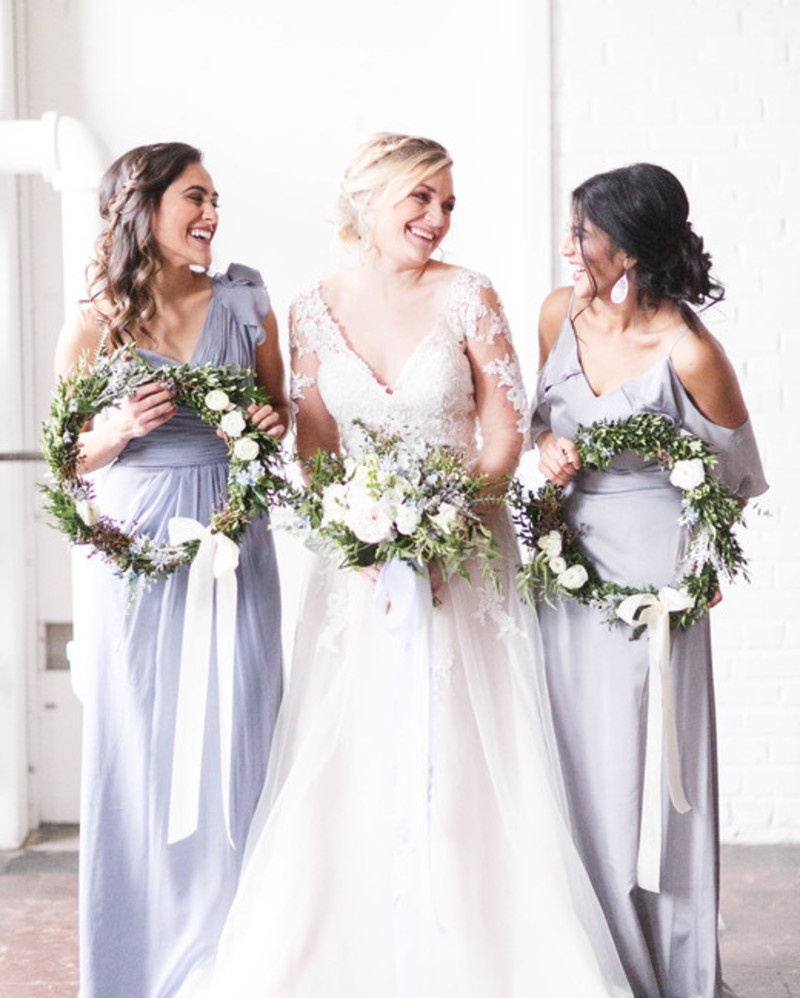 Buquê de noiva em arco com estilo boho chic e estrutura de madeira