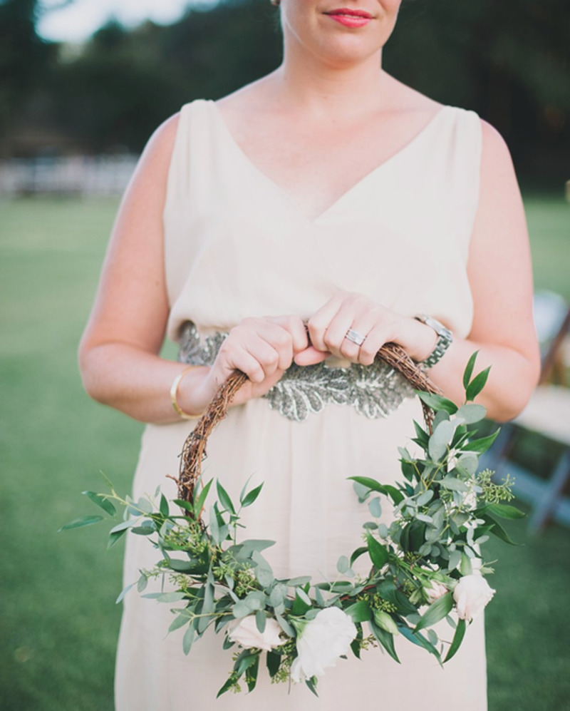 Buquê de noiva em arco com flores roxas e detalhes em metal