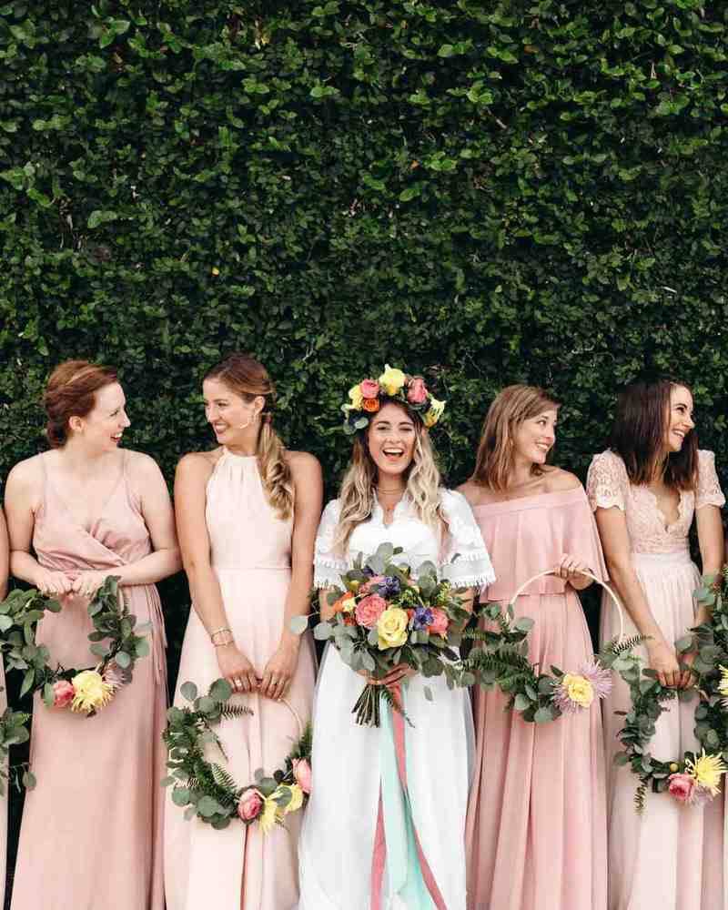 Buquê de noiva em arco para casamento na praia