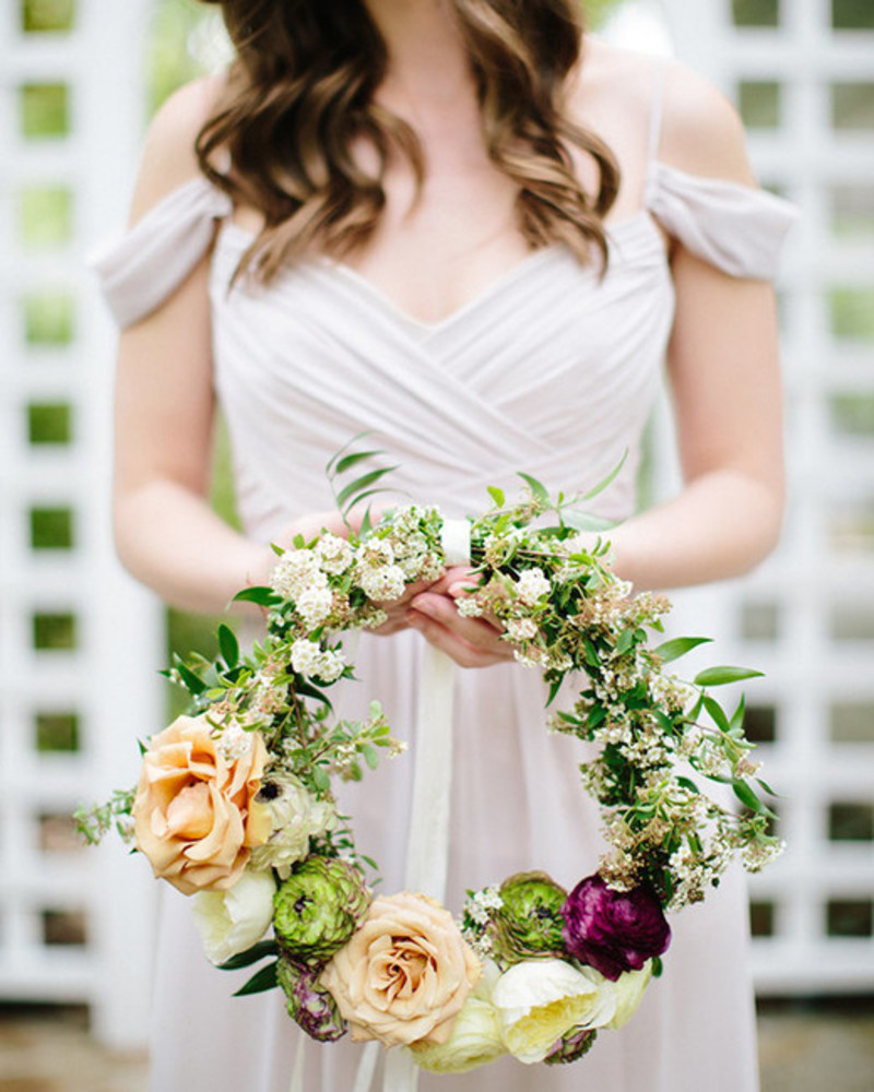 Buquê de noiva em arco com folhagens volumosas e flores amarelas