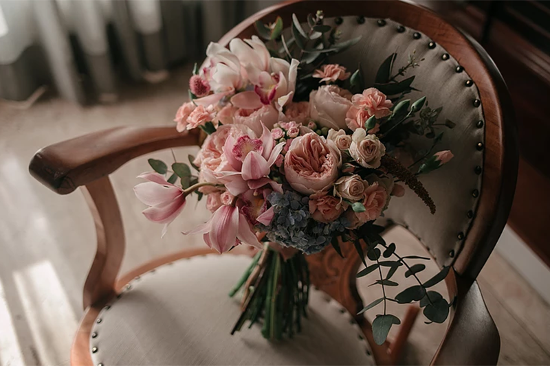 Buquê de noiva redondo com flores claras em mãos de noiva, foto Murillo Marchesi