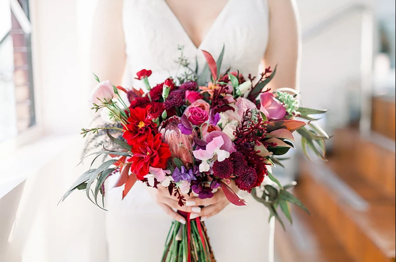 Buquê de noiva de flores secas e desidratadas em uma redoma de vidro, foto Murillo Marchesi