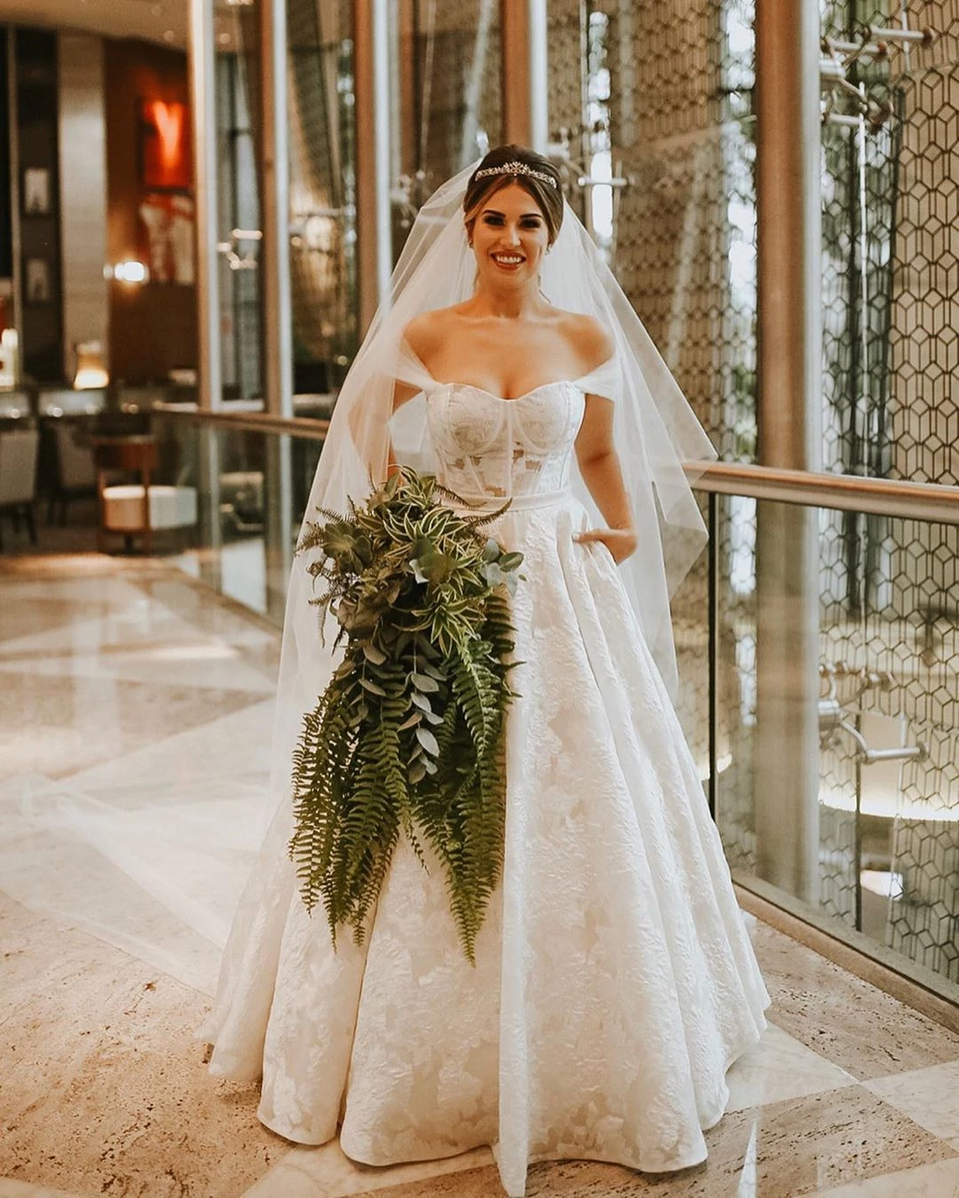 buquê cascata para noivas e vestido