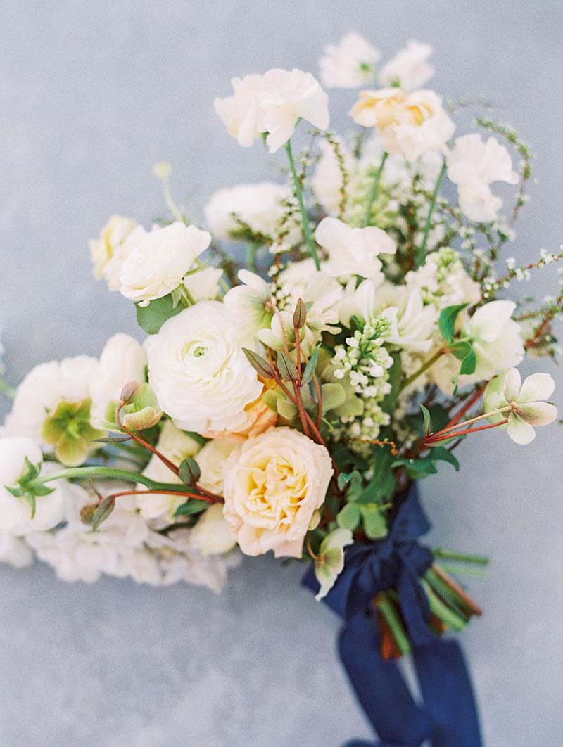 Buquê de noiva com flores em tons de rosa e folhagens, foto Sally Pinera