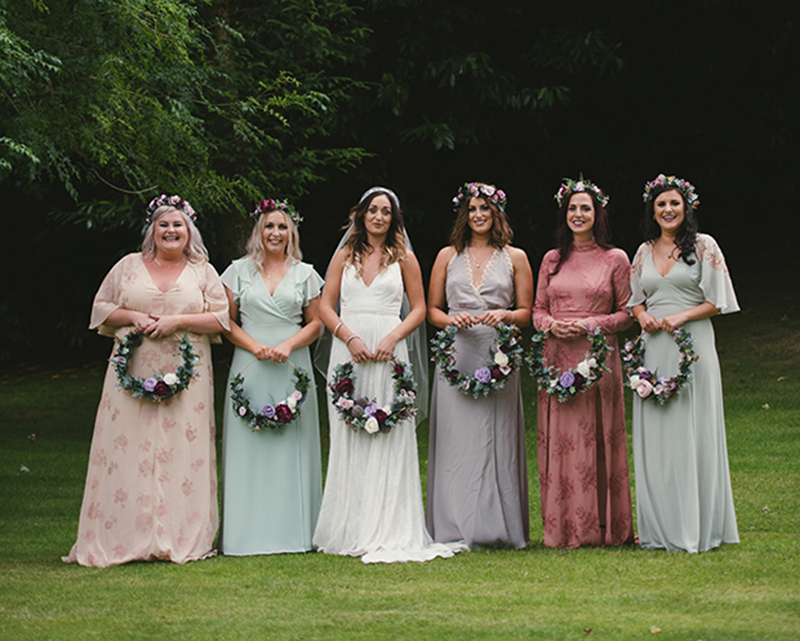 Inspiração de buquê de noiva em arco com flores em tons de rosa e amarelo