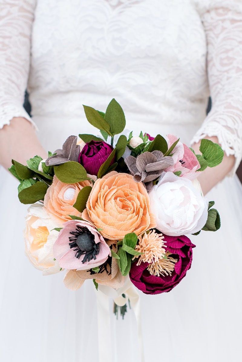 Buquê de noiva diferenciado com flores de papel crepom em tons de rosa e branco